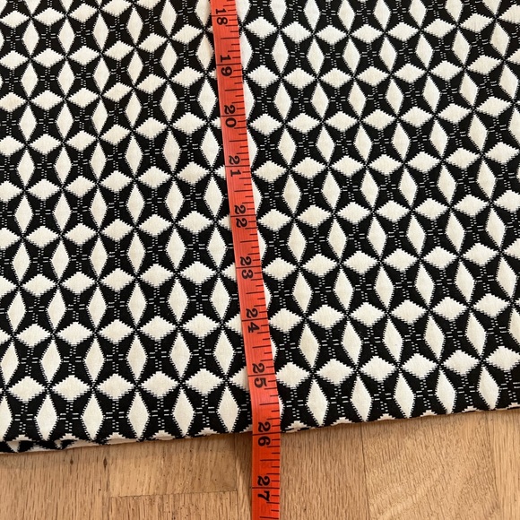 Banana Republic Pencil Skirt Black and White Pattern Size 6 - Picture 6 of 6